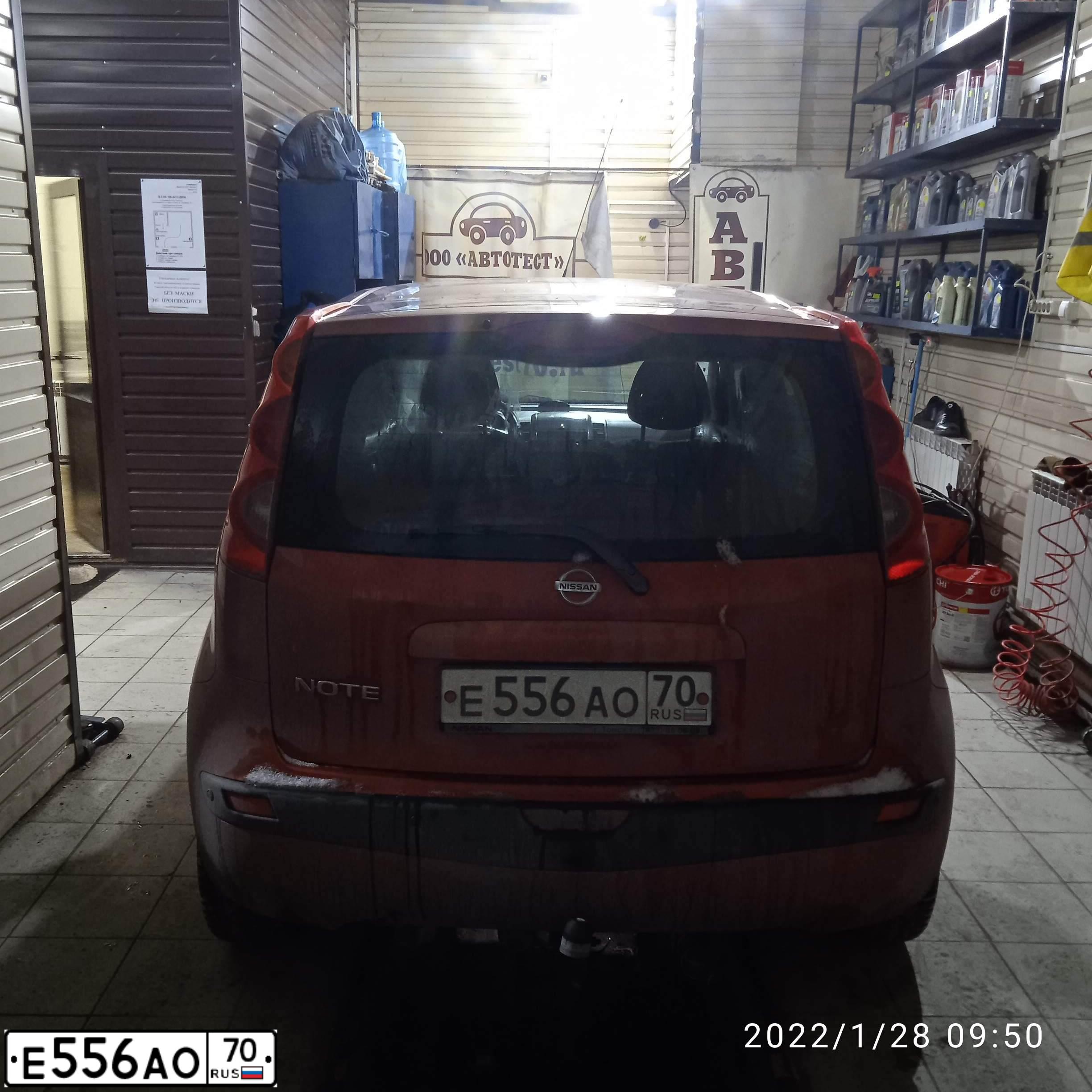 Фото автомобиля NISSAN NOTE, 2006 — госномер О300МР142. Цвет: КРАСНО-КОРИЧНЕВЫЙ