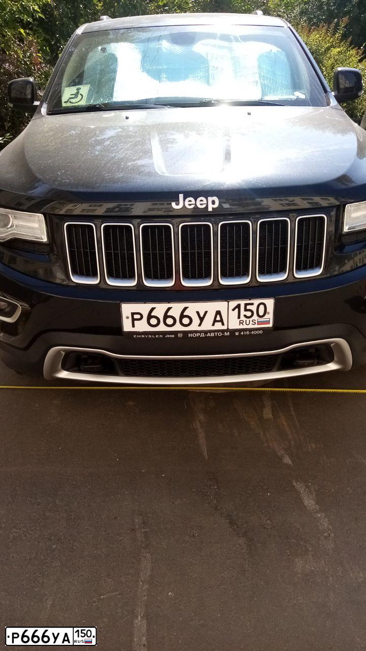 Фото автомобиля JEEP GRAND CHEROKEE, 2002 — госномер Р666УА150. Цвет: белый(серый)
