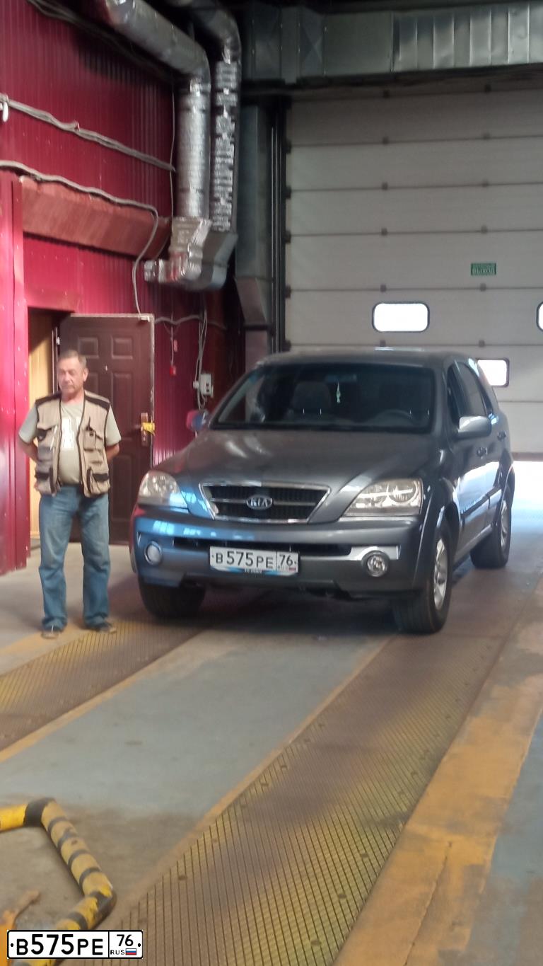 Фото автомобиля KIA SORENTO, 2002 — госномер Т082ОУ05. Цвет: Серый