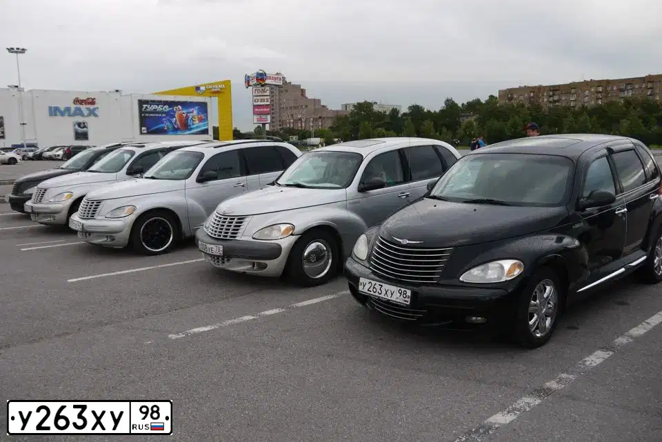 Фото автомобиля CHRYSLER PT CRUISER, 2003 — госномер У263ХУ98. Цвет: ЧЕРНЫЙ