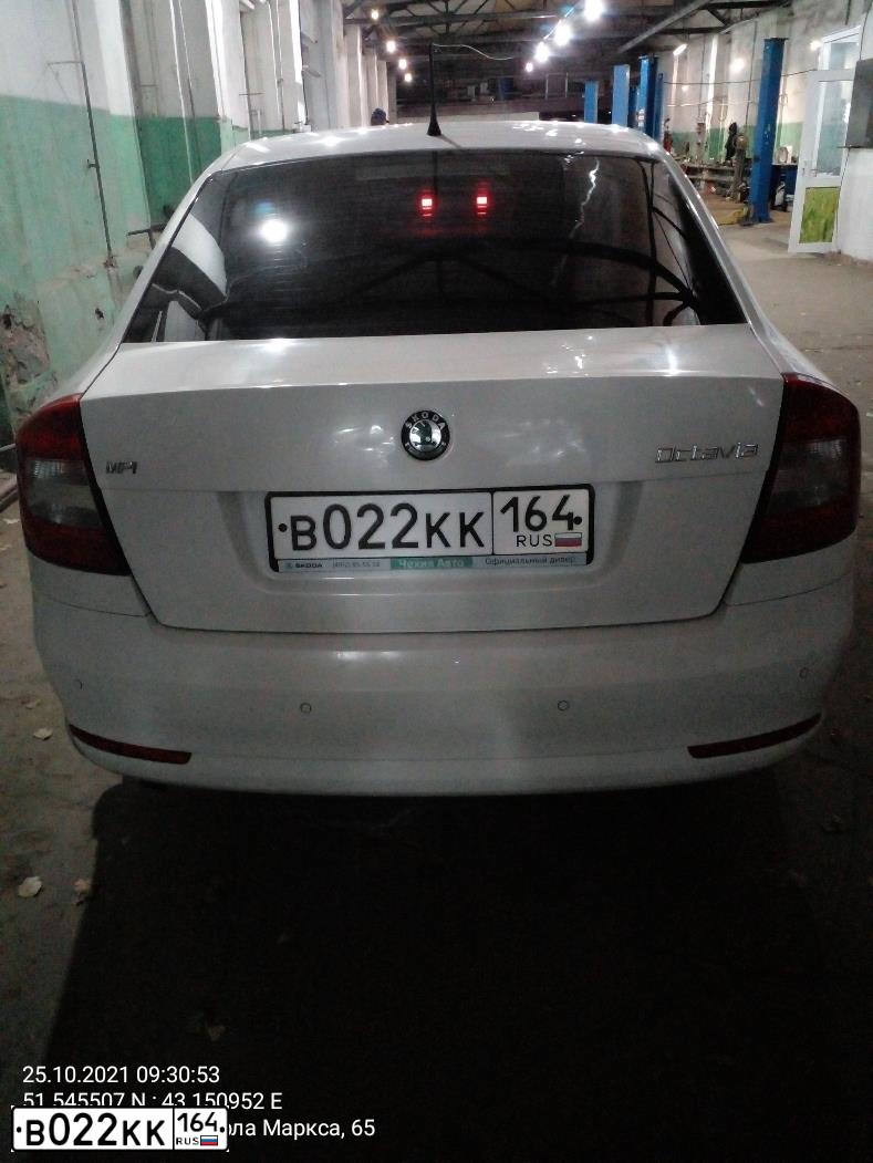 Фото автомобиля SKODA OCTAVIA, 2013 — госномер В022КК164. Цвет: Белый