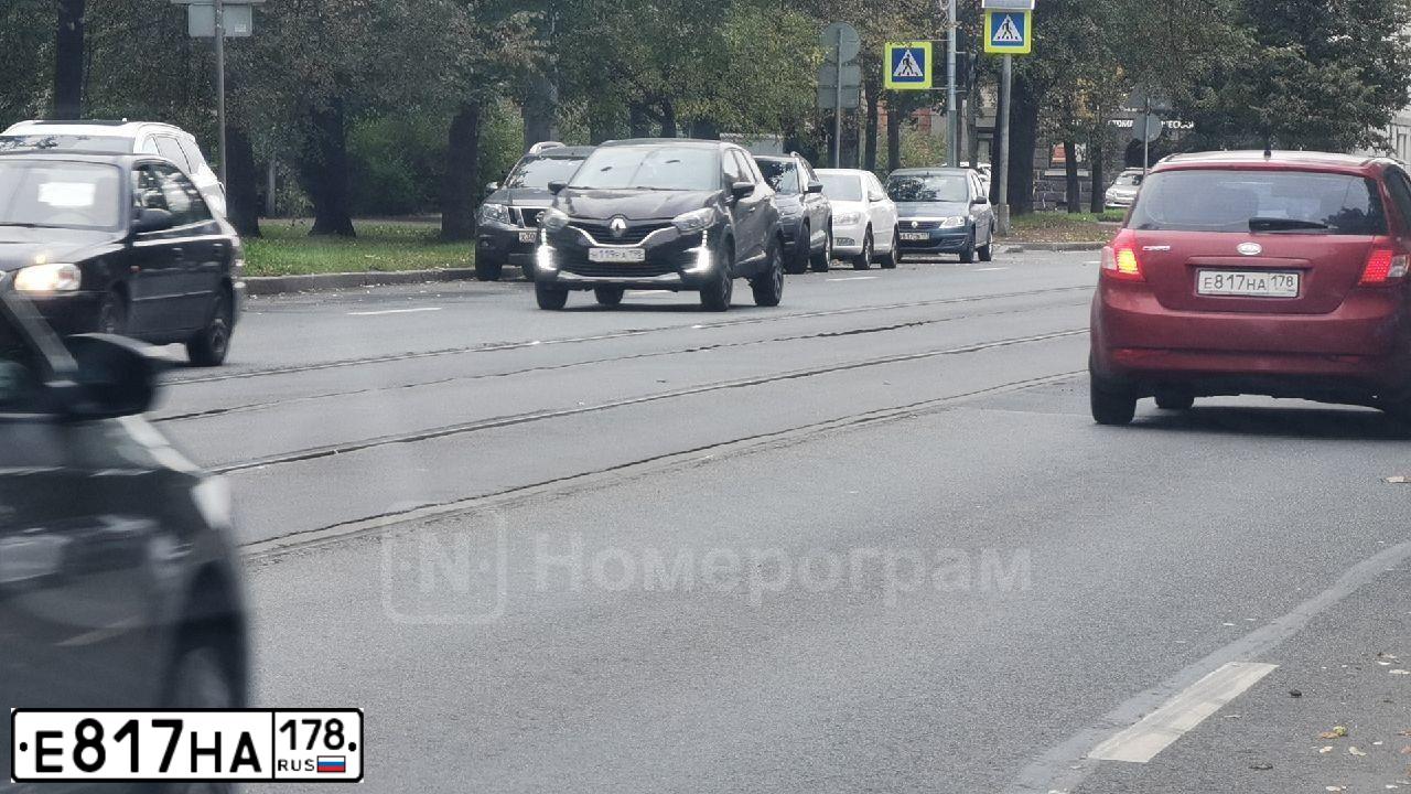 Фото автомобиля KIA CEE'D, 2010 — госномер Е817НА178. Цвет: Красный