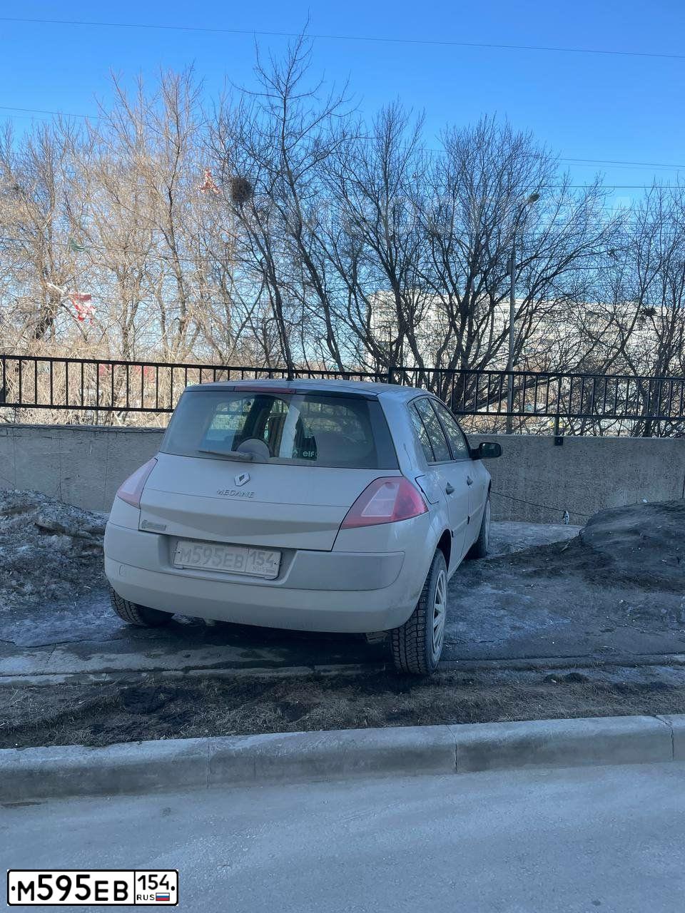 Фото автомобиля RENAULT MEGANE, 2005 — госномер М595ЕВ154. Цвет: СЕРО-БЕЖЕВЫЙ