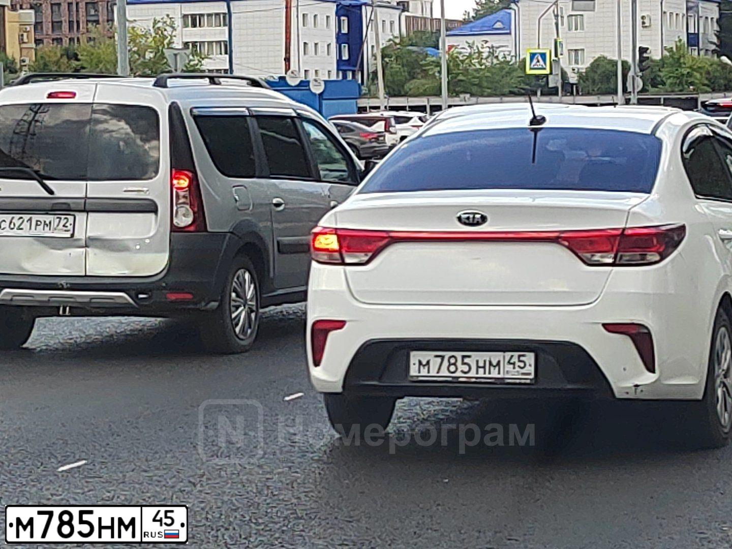 Фото автомобиля KIA RIO, 2020 — госномер М785НМ45. Цвет: Белый