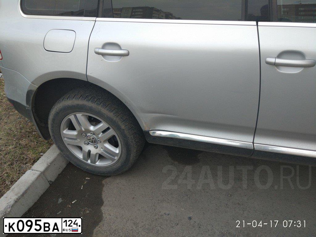 Фото автомобиля VOLKSWAGEN TOUAREG, 2006 — госномер К095АВ124. Цвет: Серый