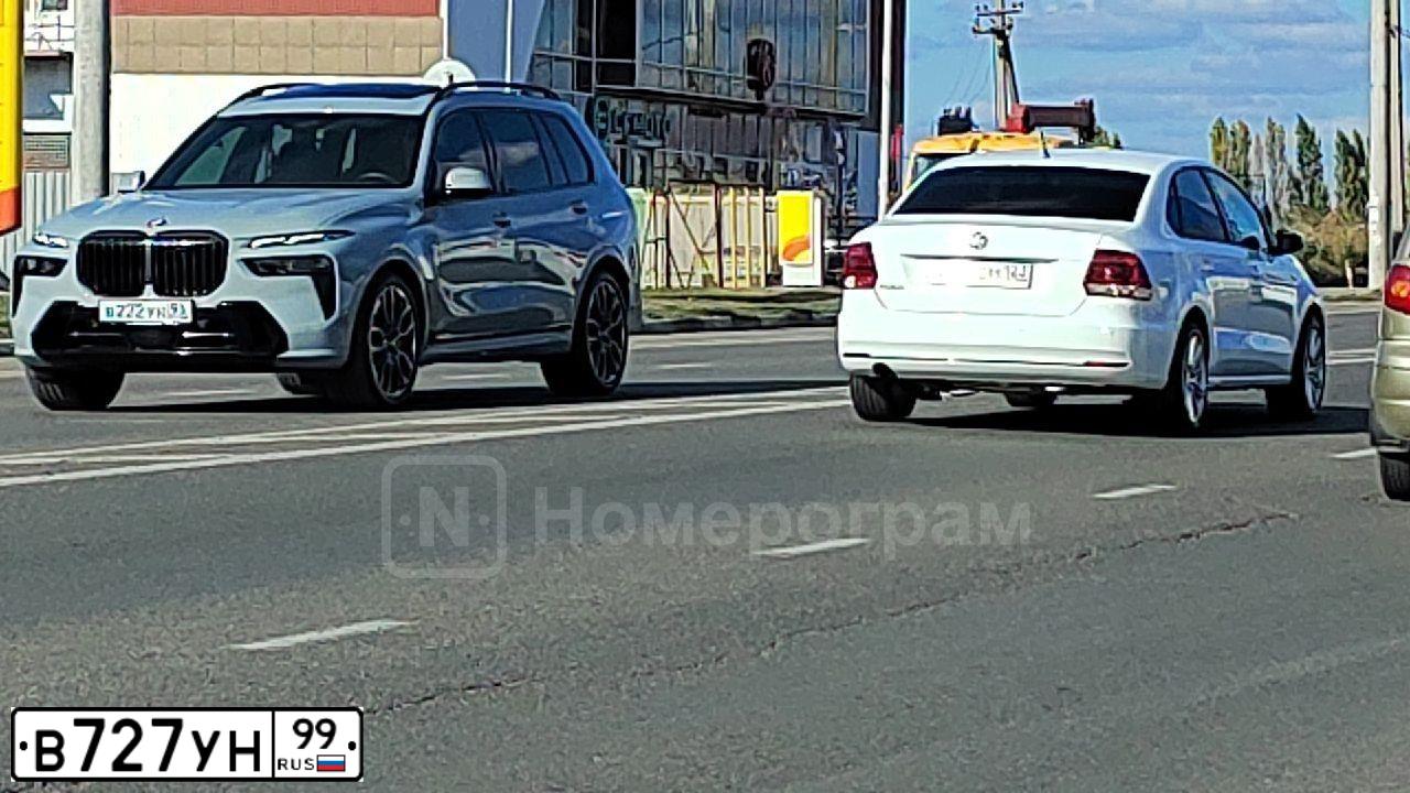 Фото автомобиля MITSUBISHI PAJERO IO, 1999 — госномер К308УК790. Цвет: Белый