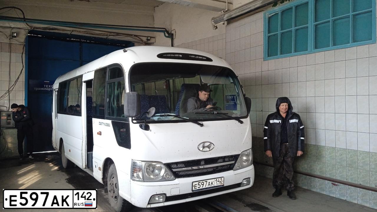 Фото автомобиля HYUNDAI COUNTY, 2011 — госномер Е204ЕР122. Цвет: Белый