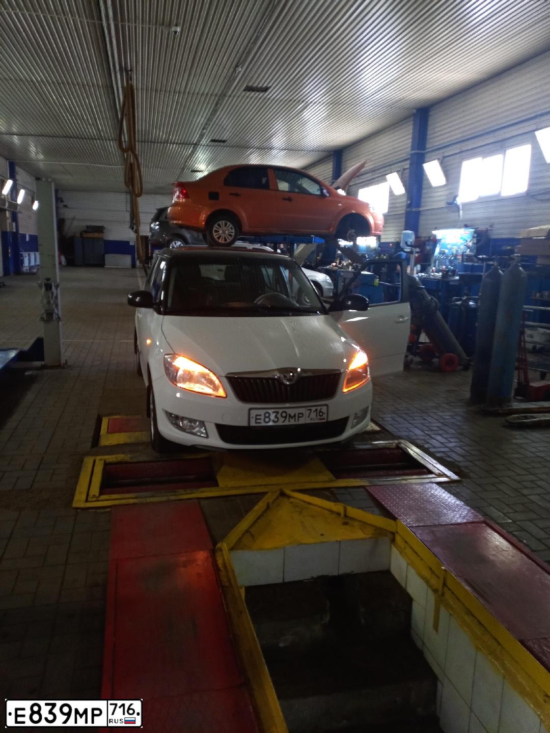 Фото автомобиля SKODA FABIA, 2013 — госномер Е839МР716. Цвет: Белый