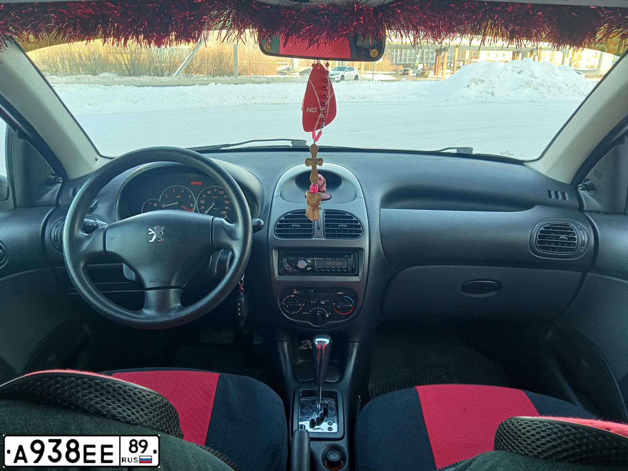 Фото автомобиля PEUGEOT 206, 2007 — госномер А938ЕЕ89. Цвет: Красный