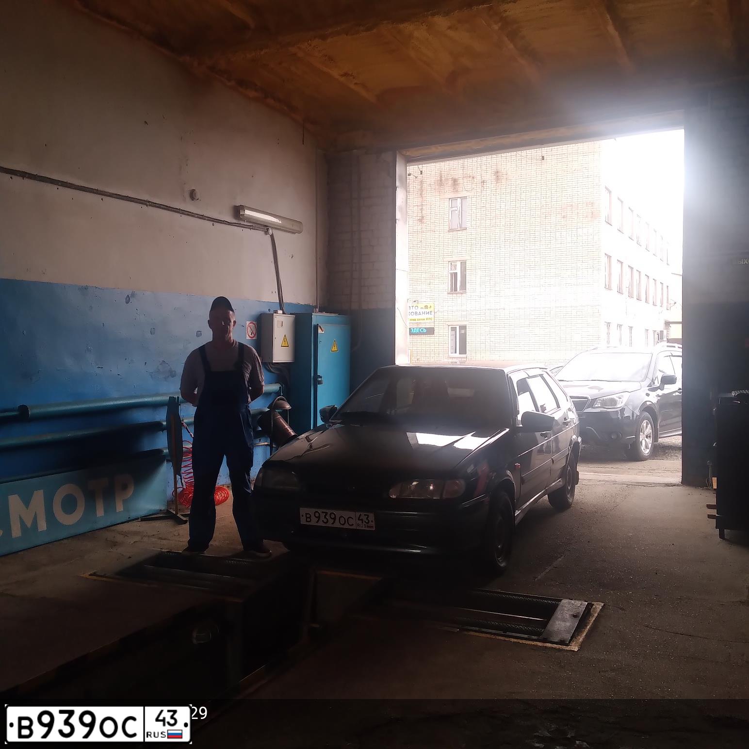 Фото автомобиля LADA 2114 SAMARA, 2013 — госномер В939ОС43. Цвет: серебристо-темно-серый