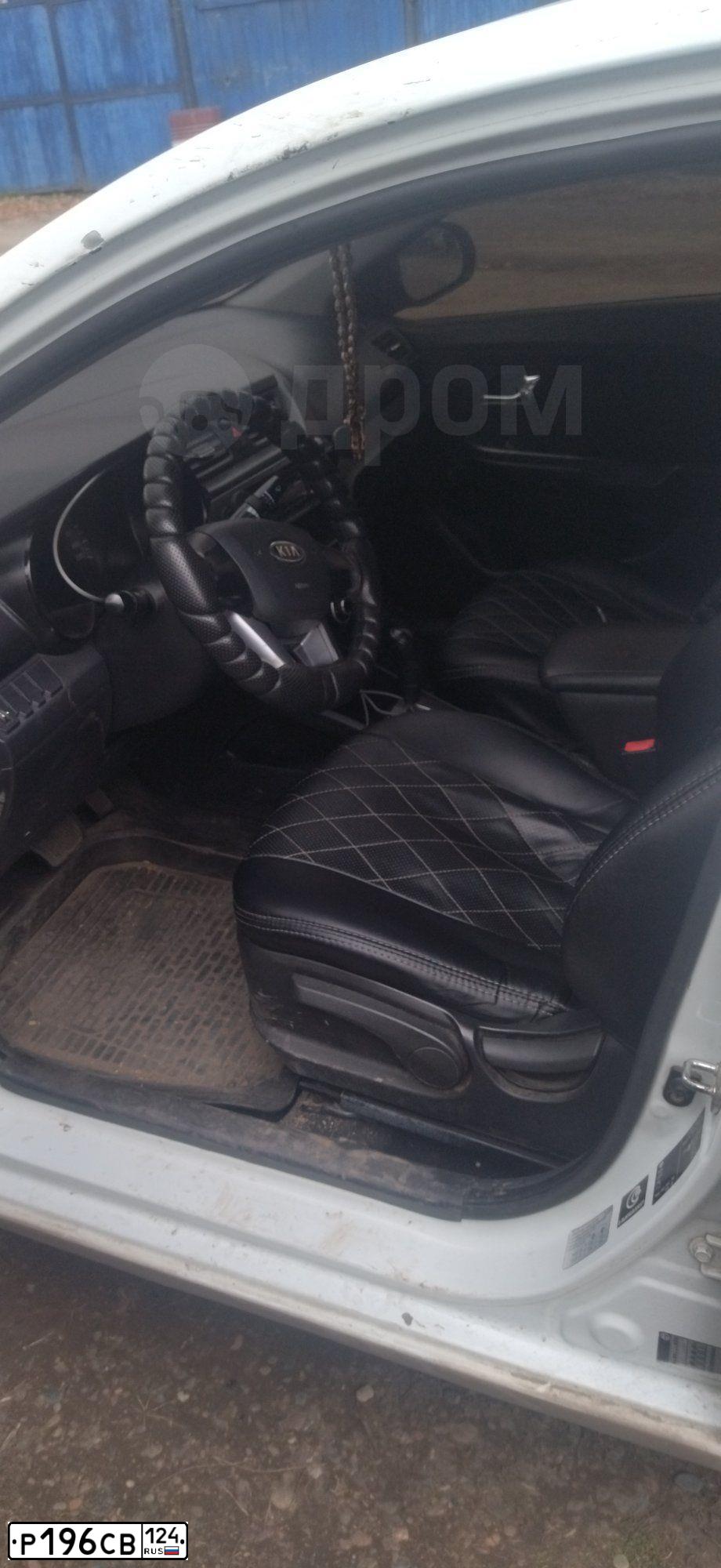 Фото автомобиля KIA RIO, 2012 — госномер Р196СВ124. Цвет: Белый