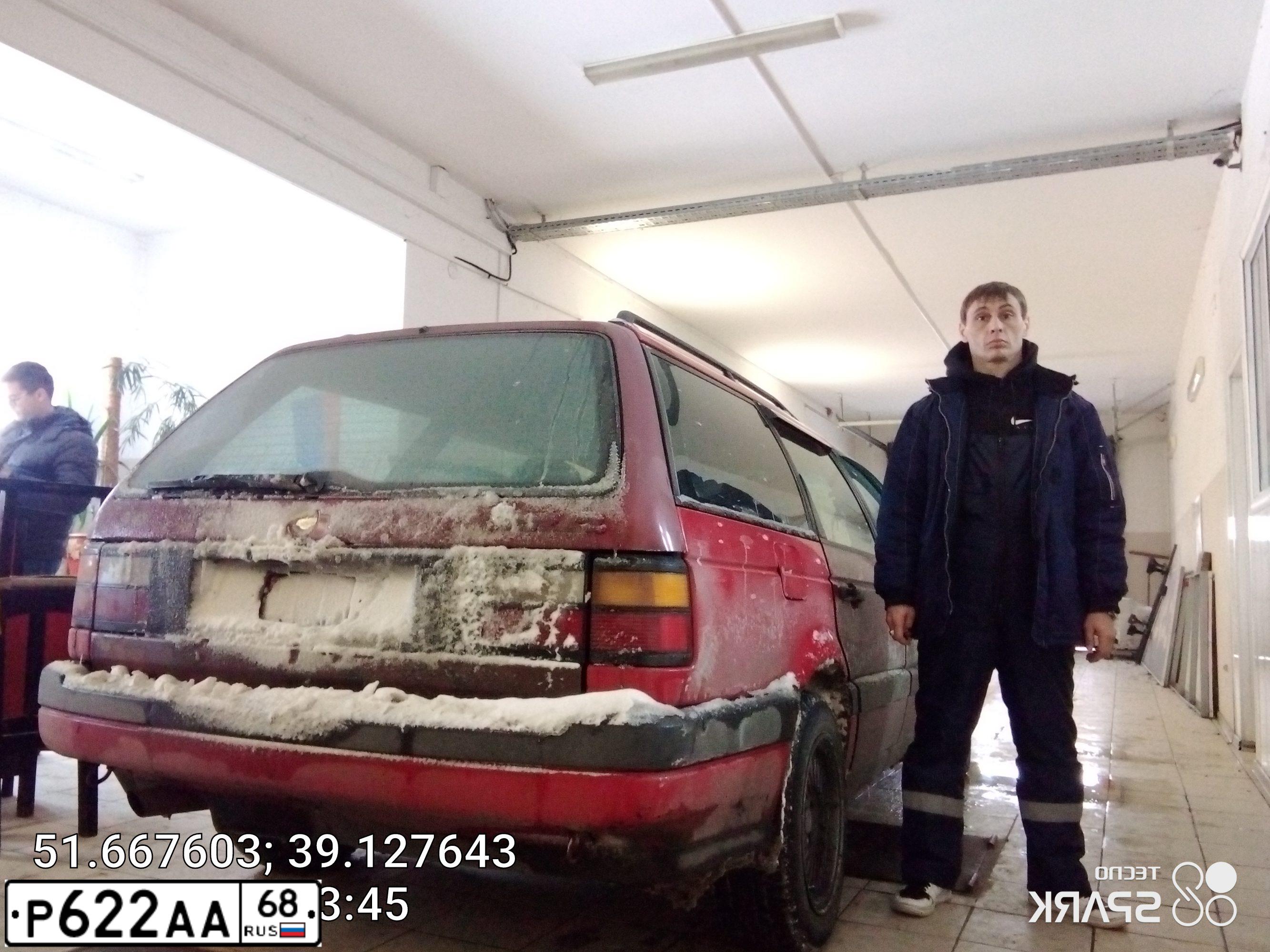Фото автомобиля VOLKSWAGEN PASSAT, 1991 — госномер С159ХЕ50. Цвет: Красный