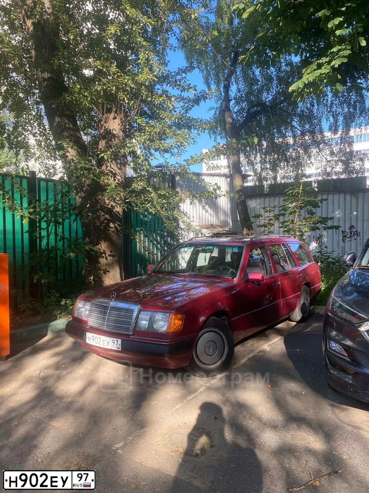 Фото автомобиля MERCEDES E-KLASSE, 1989 — госномер Н902ЕУ97. Цвет: КРАСНЫЙ