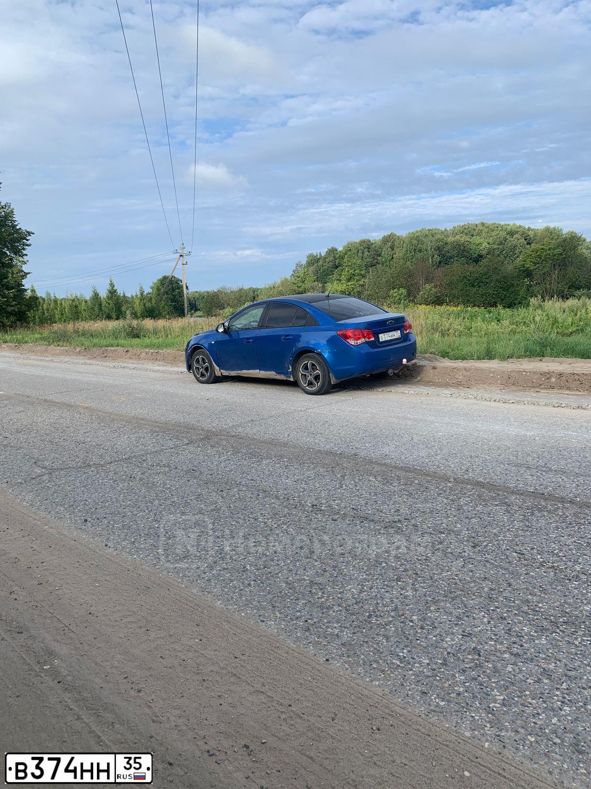 Фото автомобиля CHEVROLET CRUZE, 2011 — госномер В374НН35. Цвет: СИНИЙ