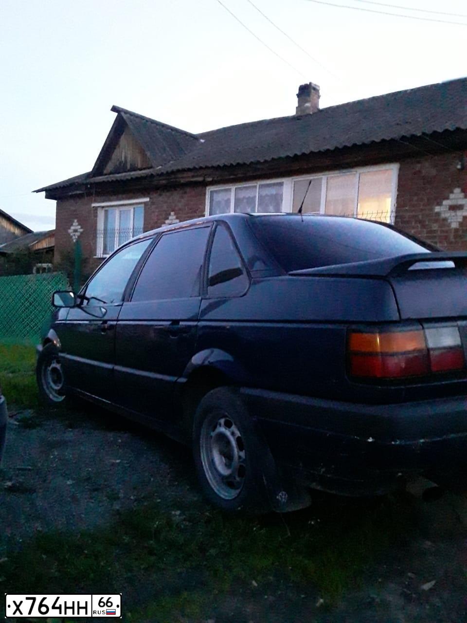 Фото автомобиля VOLKSWAGEN PASSAT, 1990 — госномер С271ЕЕ196. Цвет: синий