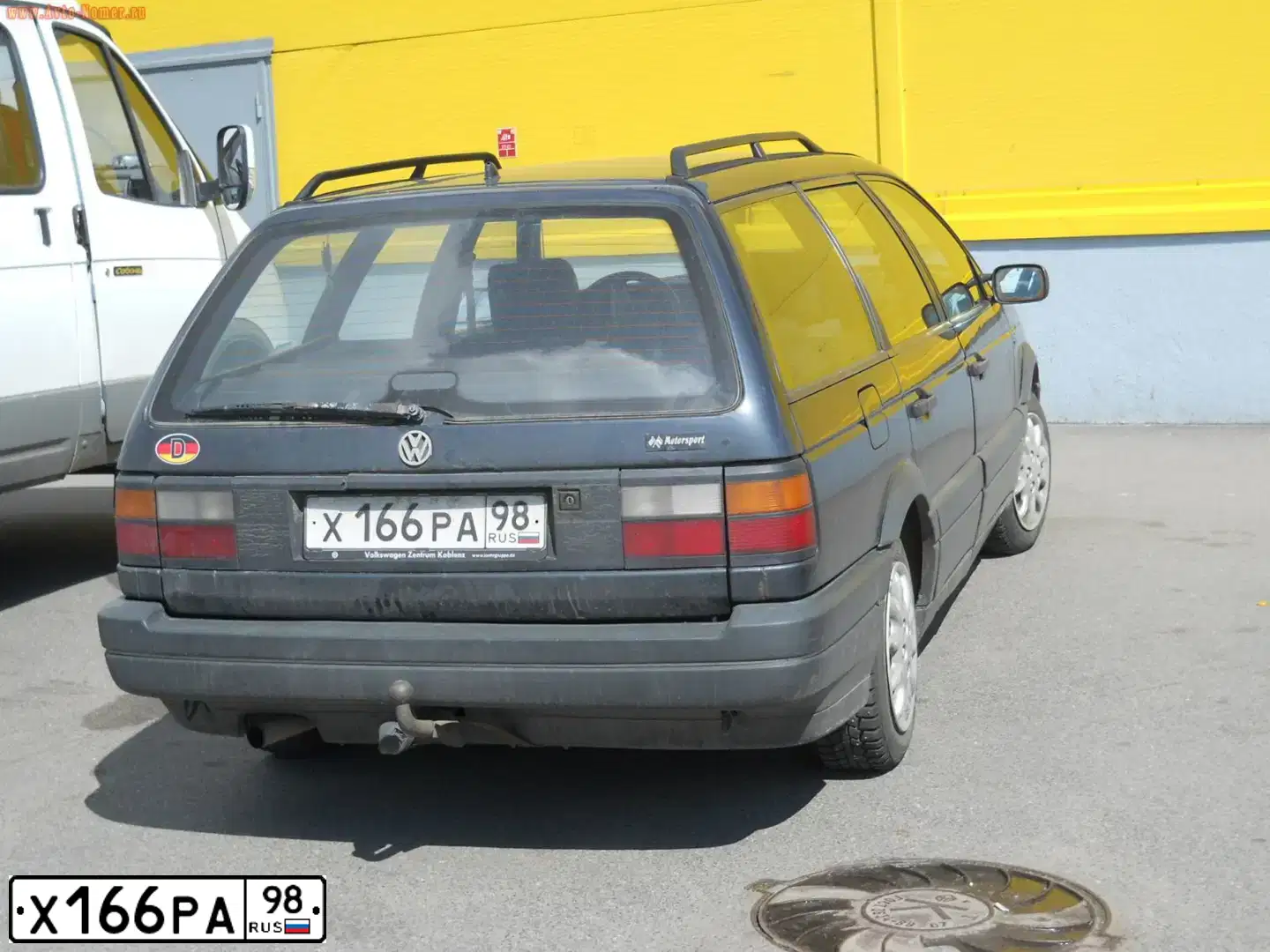 Фото автомобиля VOLKSWAGEN PASSAT, 1989 — госномер Х166РА98. Цвет: ТЕМНО-СИНИЙ