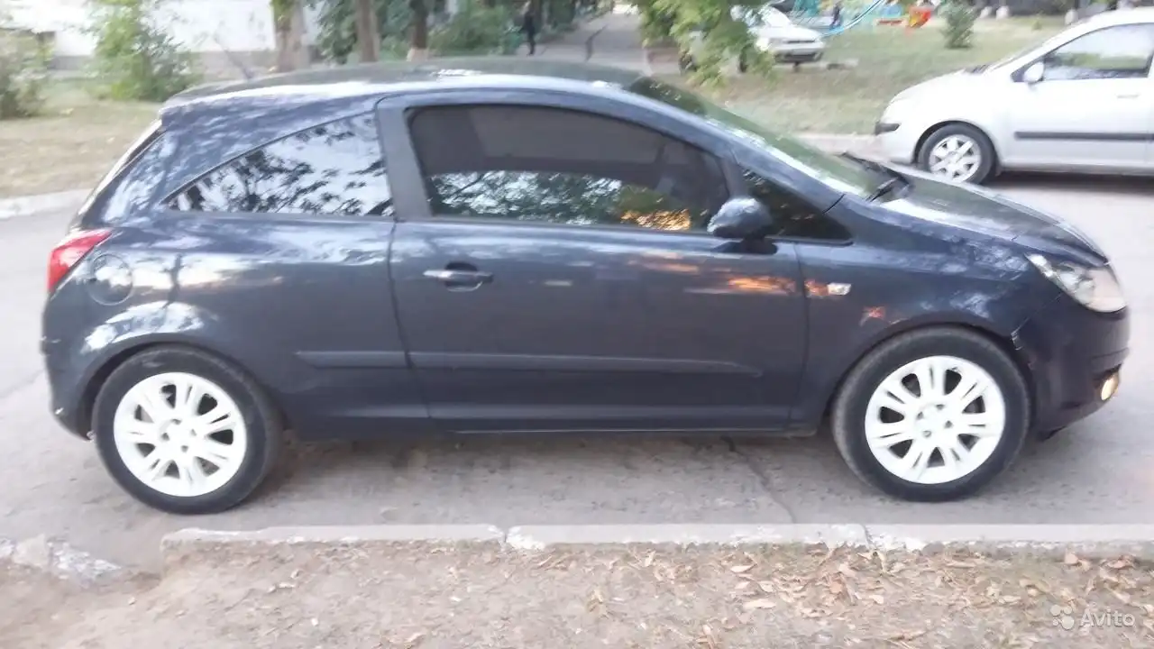 Фото автомобиля OPEL CORSA, 2007 — госномер Т474МК761. Цвет: ТЕМНО-СЕРЫЙ