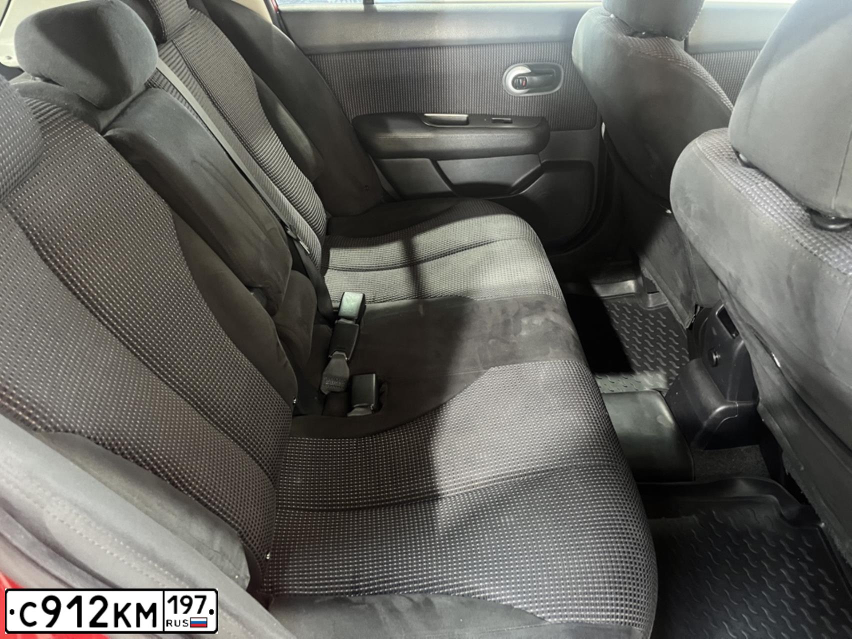 Фото автомобиля NISSAN TIIDA, 2010 — госномер Х018ВА31. Цвет: КРАСНЫЙ