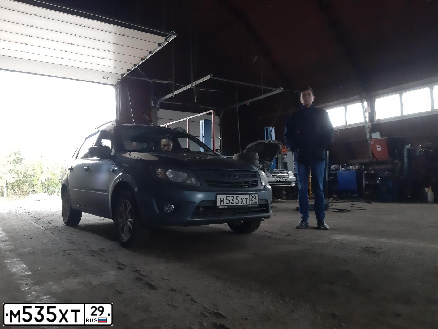 Фото автомобиля LADA 2190 GRANTA, 2015 — госномер М535ХТ29. Цвет: Серо-Синий