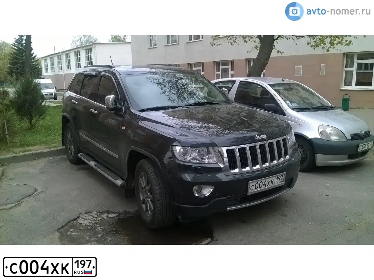 Фото автомобиля JEEP GRAND CHEROKEE, 2012 — госномер С004ХК197. Цвет: ЧЕРНЫЙ