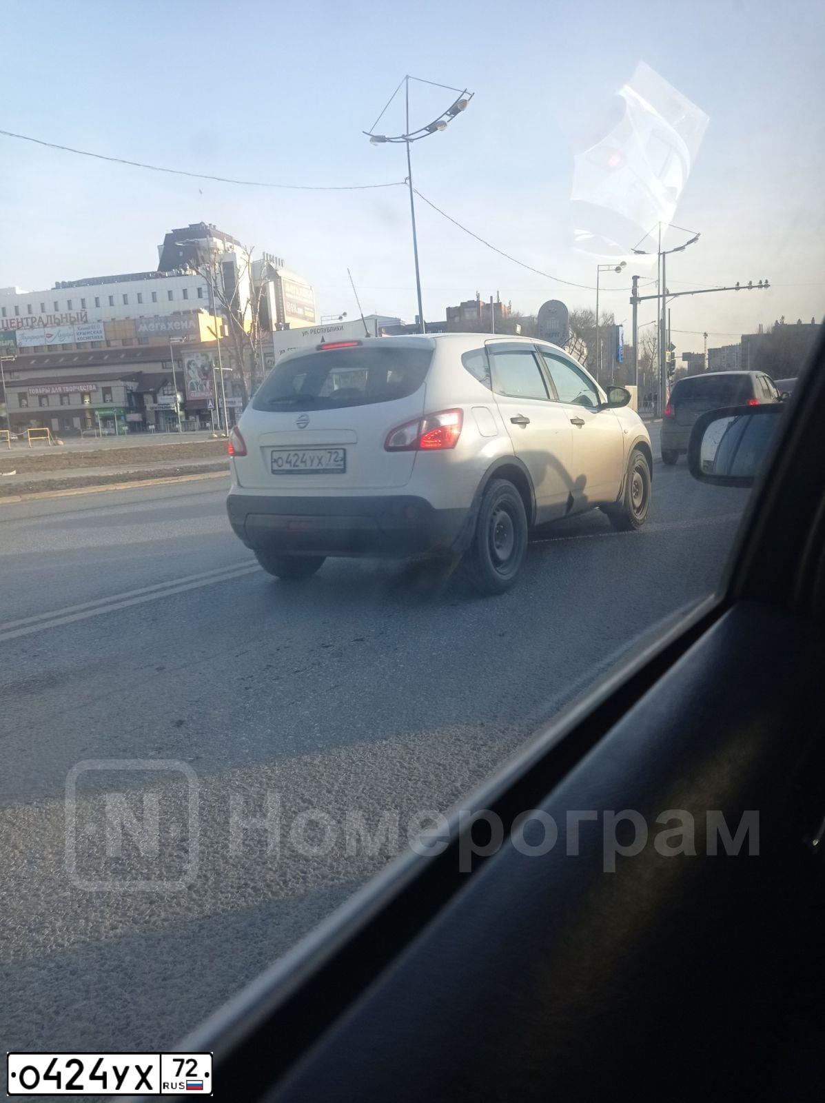 Фото автомобиля NISSAN QASHQAI, 2013 — госномер О424УХ72. Цвет: БЕЛЫЙ