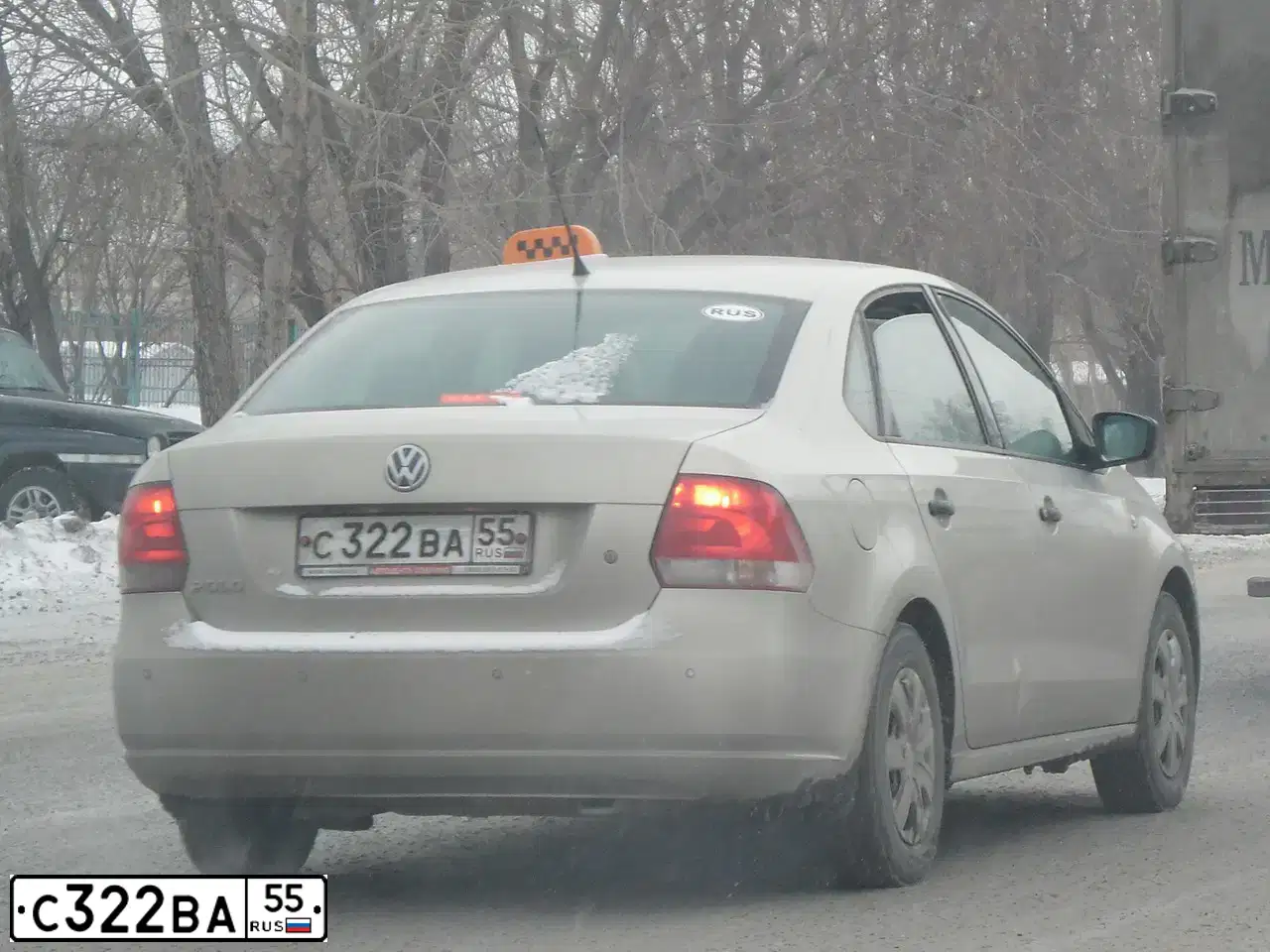 Фото автомобиля VOLKSWAGEN POLO, 2012 — госномер У732ЕК55. Цвет: Серебристо-Желтый