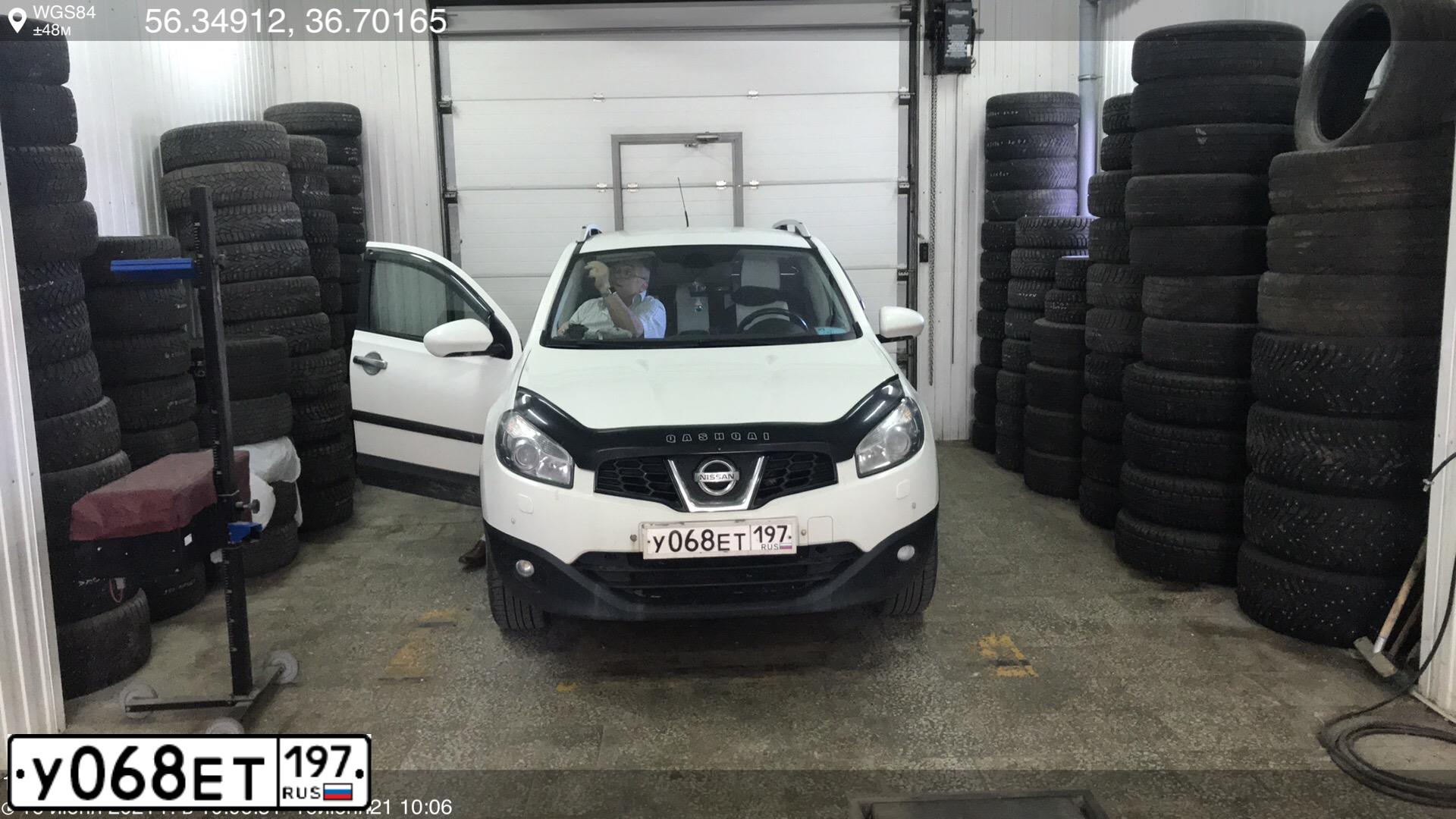 Фото автомобиля NISSAN QASHQAI, 2010 — госномер О025УК60. Цвет: Белый