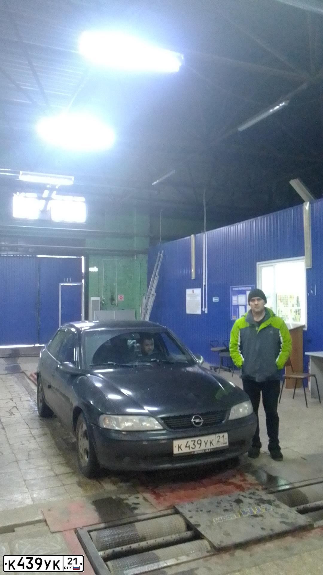 Фото автомобиля OPEL VECTRA, 1998 — госномер А270АВ790. Цвет: ЧЕРНЫЙ