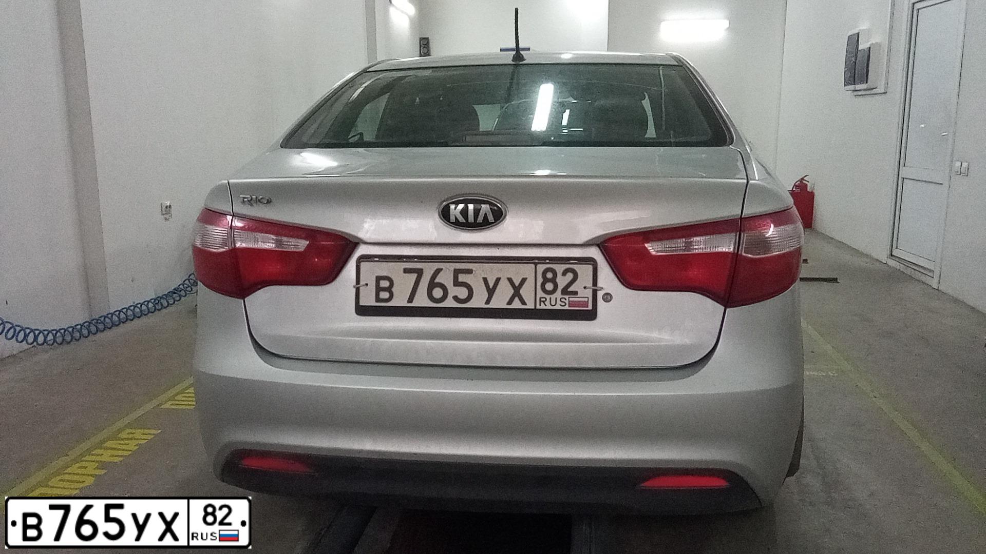 Фото автомобиля KIA RIO, 2014 — госномер В765УХ82. Цвет: Серебристый