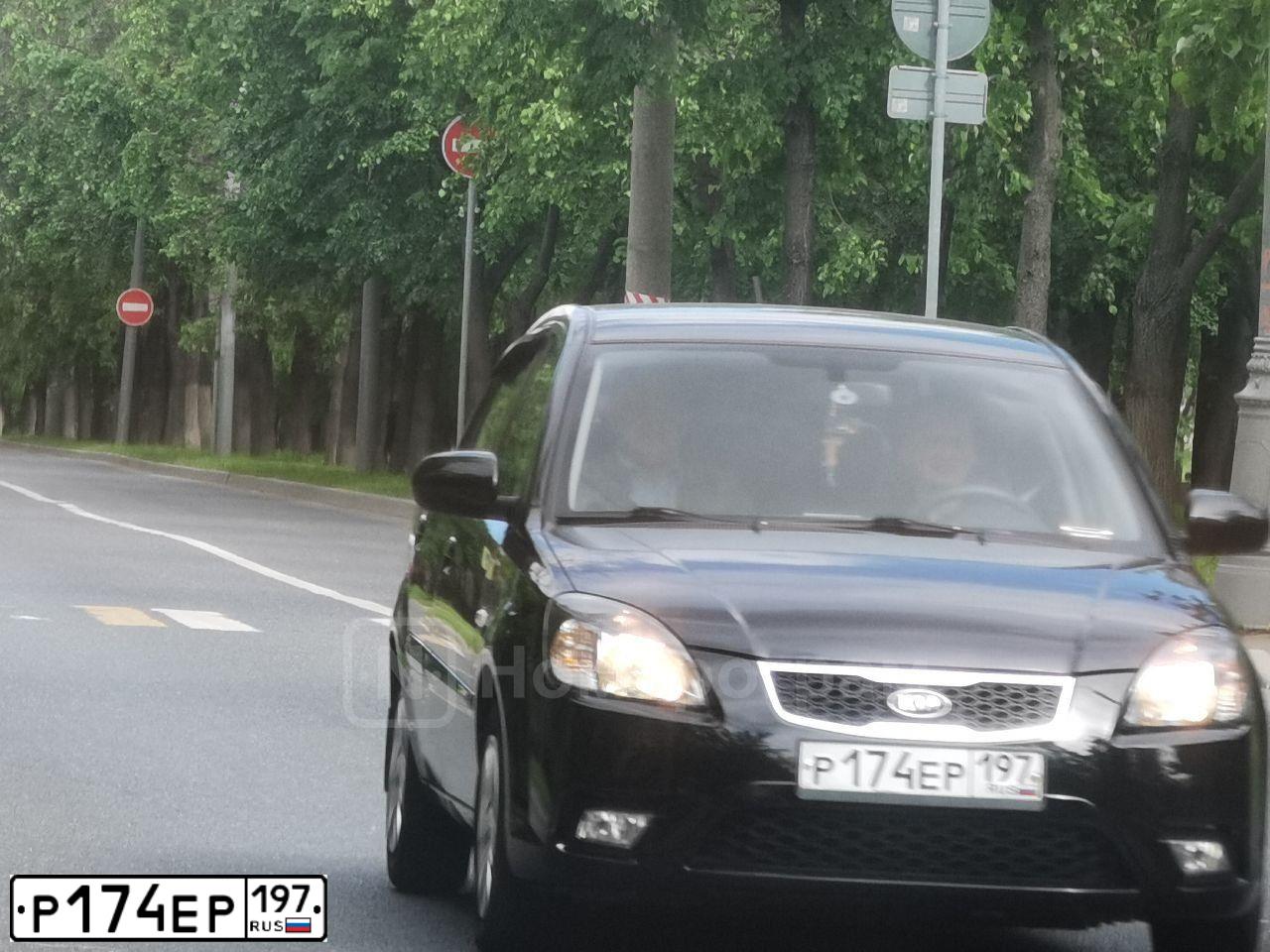 Фото автомобиля KIA RIO, 2010 — госномер Р174ЕР197. Цвет: ЧЕРНЫЙ