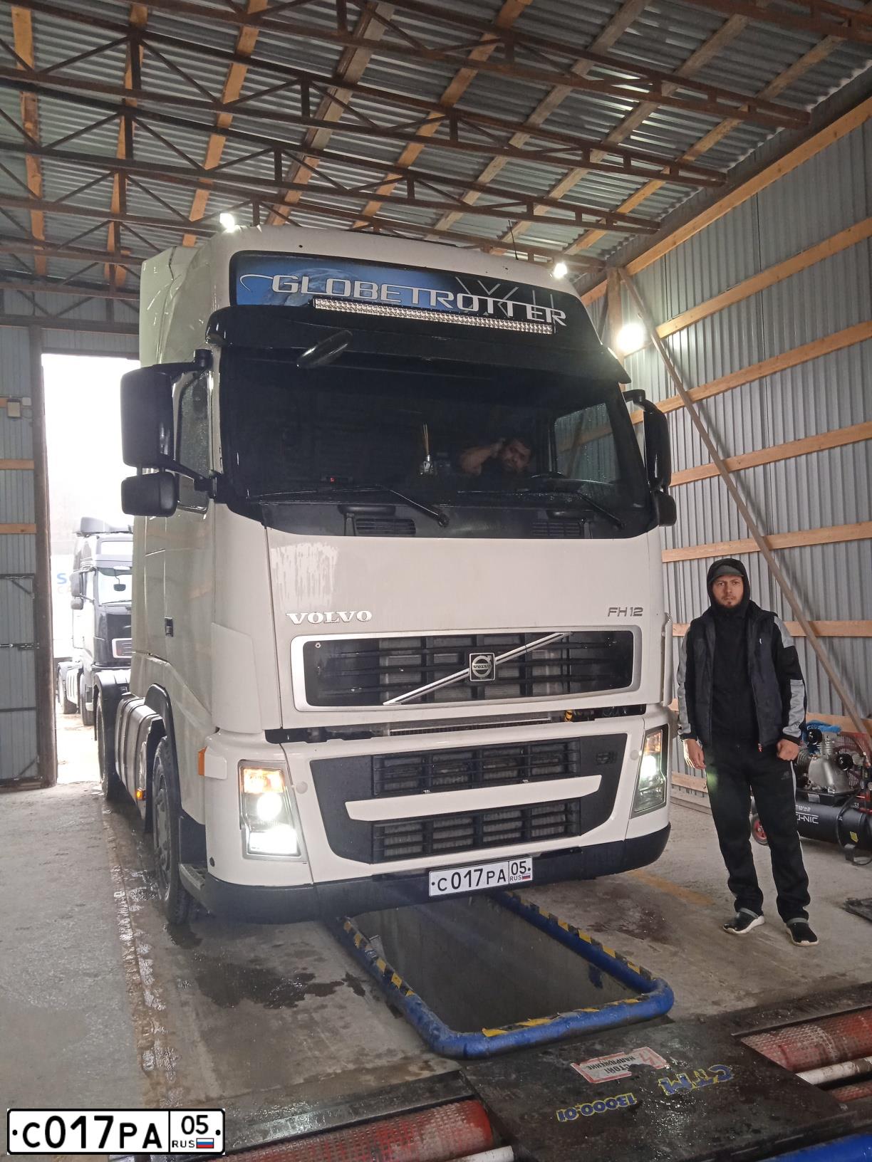 Фото автомобиля VOLVO SERIE FH /4X2/, 2002 — госномер С017РА05. Цвет: Белый