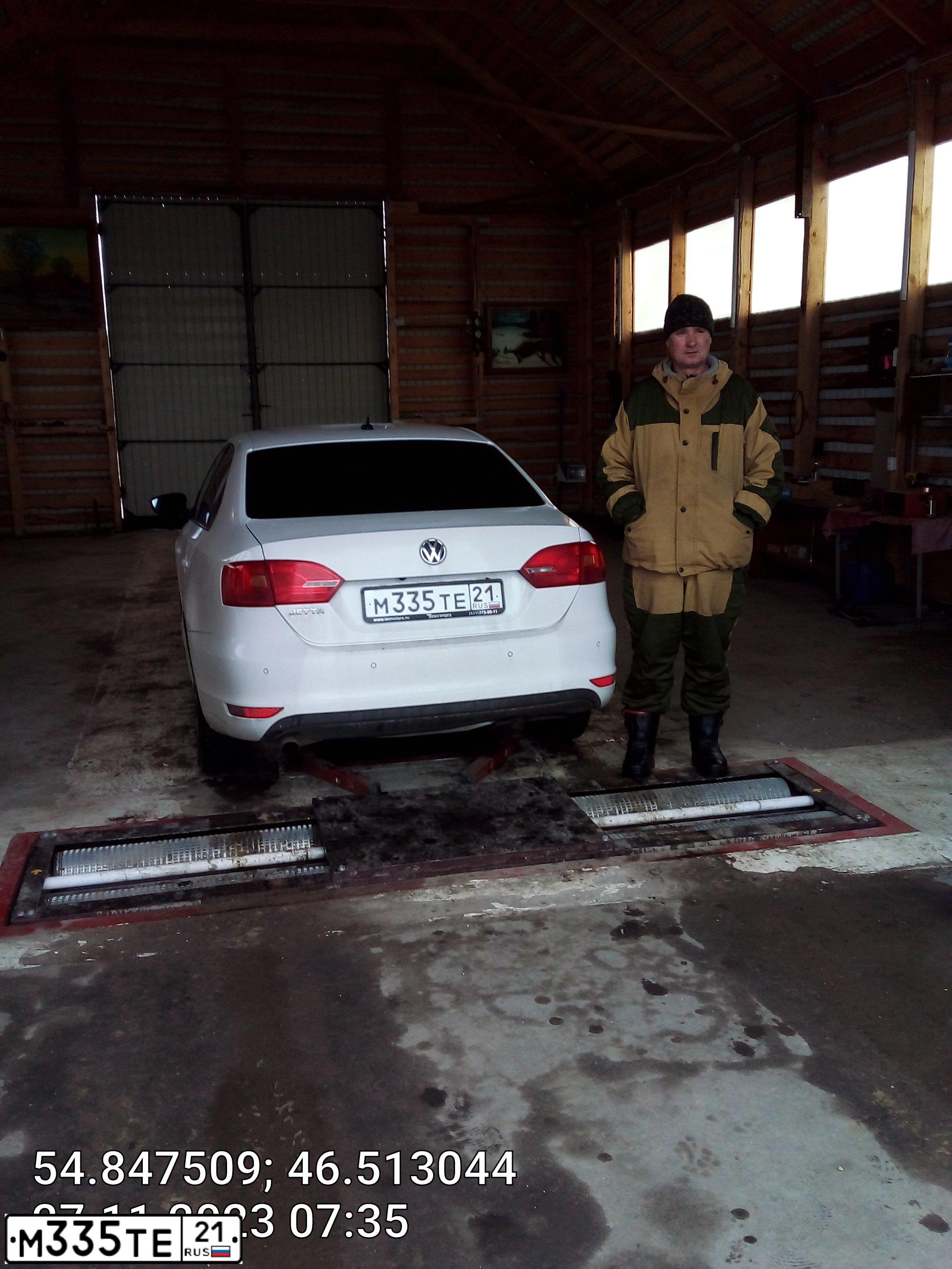 Фото автомобиля VOLKSWAGEN JETTA, 2013 — госномер М513ОХ21. Цвет: Белый