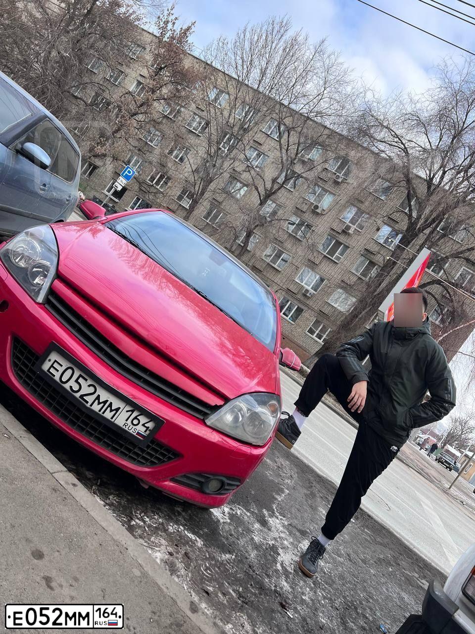 Фото автомобиля OPEL ASTRA, 2007 — госномер Е052ММ164. Цвет: Красный