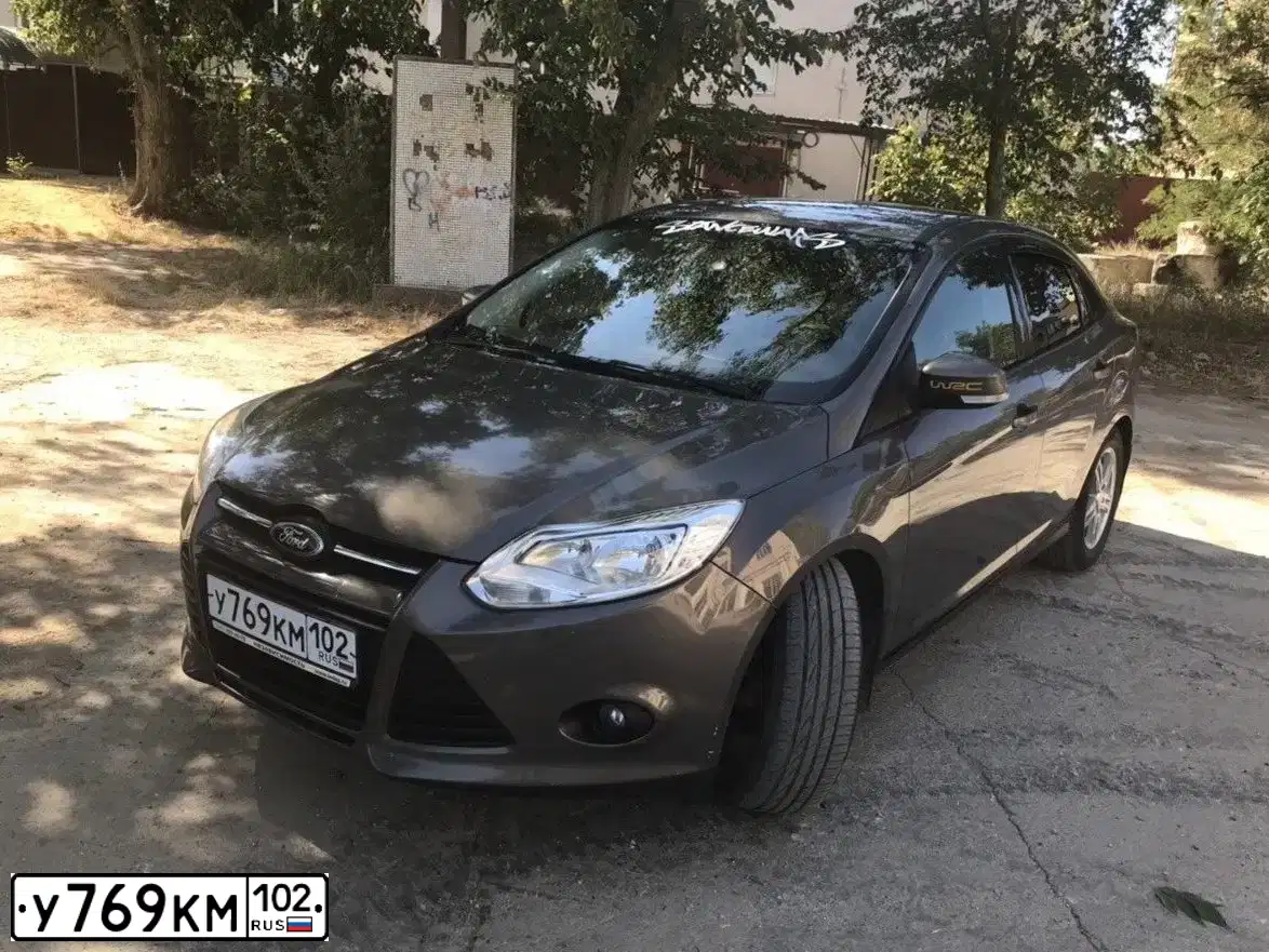 Фото автомобиля FORD FOCUS, 2013 — госномер У679КМ102. Цвет: СЕРО-КОРИЧНЕВЫЙ