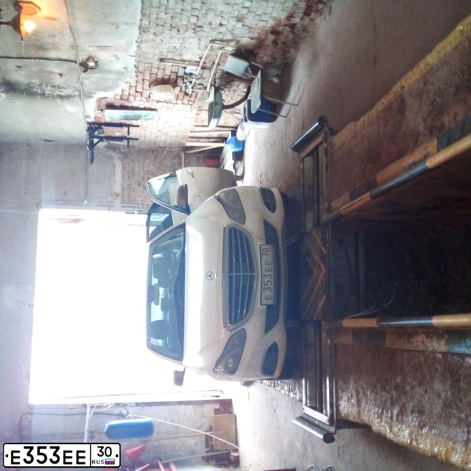 Фото автомобиля MERCEDES E-KLASSE, 2013 — госномер Е353ЕЕ30. Цвет: Белый