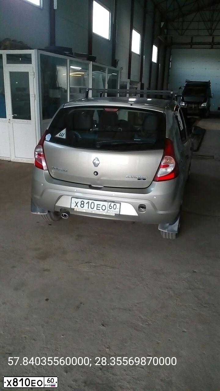 Фото автомобиля RENAULT SANDERO, 2010 — госномер Х810ЕО60. Цвет: БЕЖЕВЫЙ