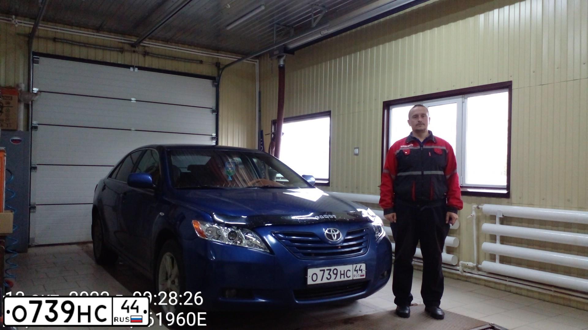 Фото автомобиля TOYOTA CAMRY, 2007 — госномер О739НС44. Цвет: Темно-синий