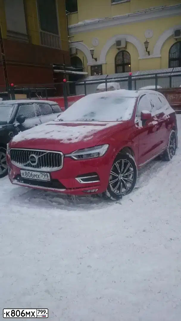 Фото автомобиля VOLVO XC60, 2018 — госномер К806МХ799. Цвет: КРАСНЫЙ