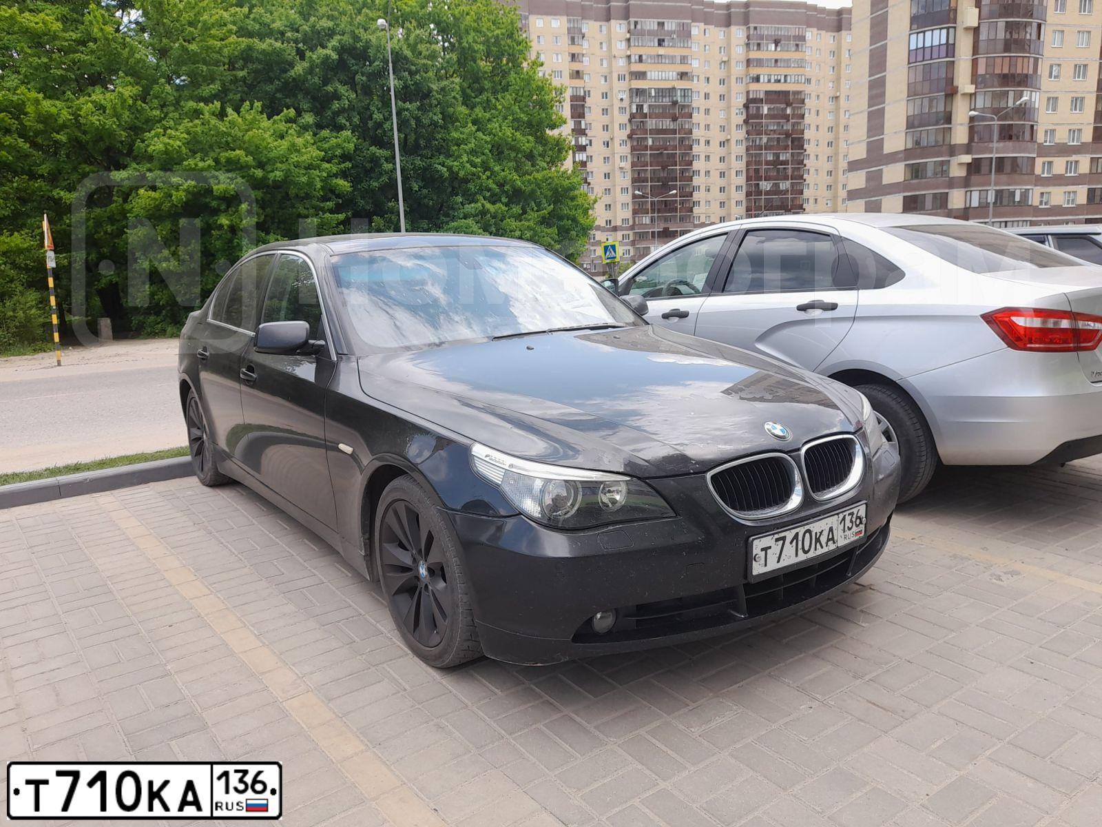 Фото автомобиля BMW SERIE 5, 2004 — госномер Т710КА136. Цвет: ЧЕРНЫЙ
