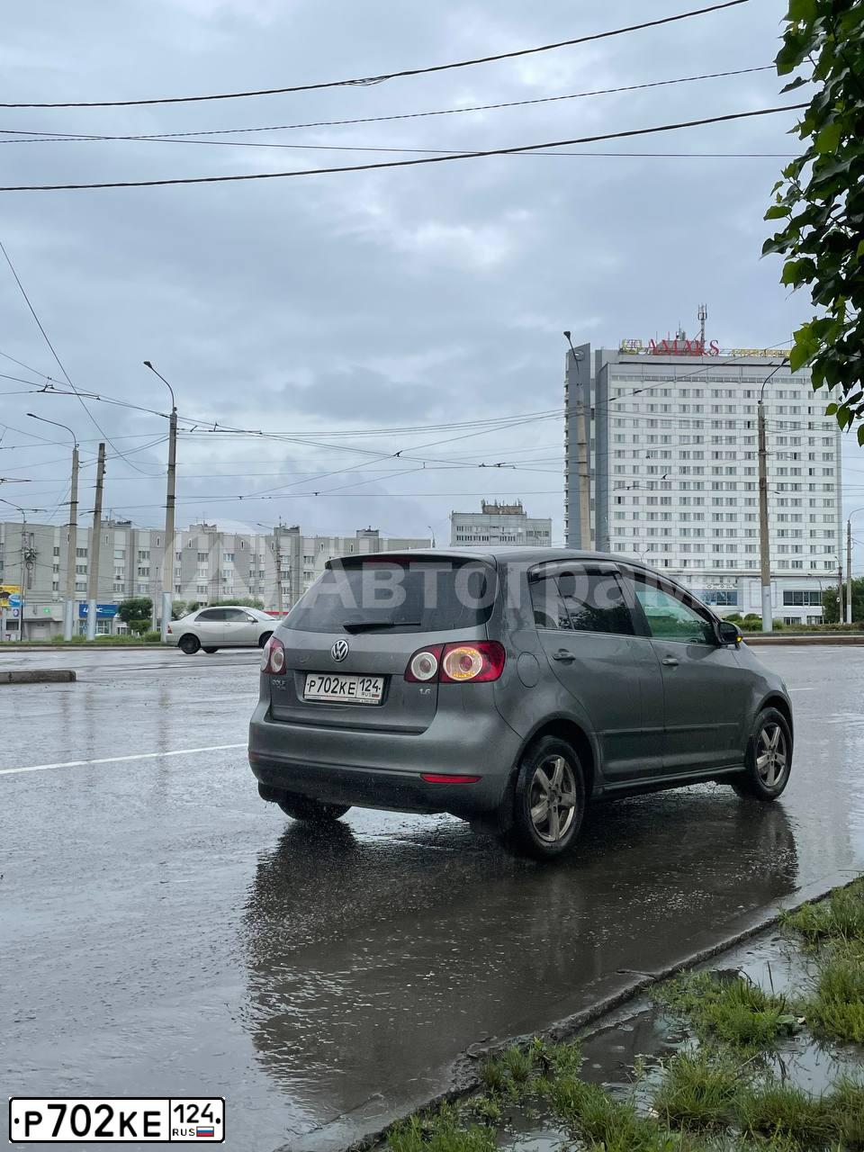 Фото автомобиля VOLKSWAGEN GOLF PLUS, 2012 — госномер Р702КЕ124. Цвет: СЕРЫЙ