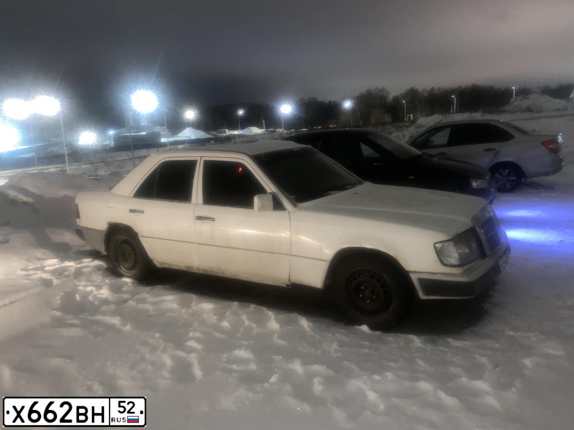 Фото автомобиля MERCEDES E-KLASSE, 1993 — госномер Х662ВН52. Цвет: Белый