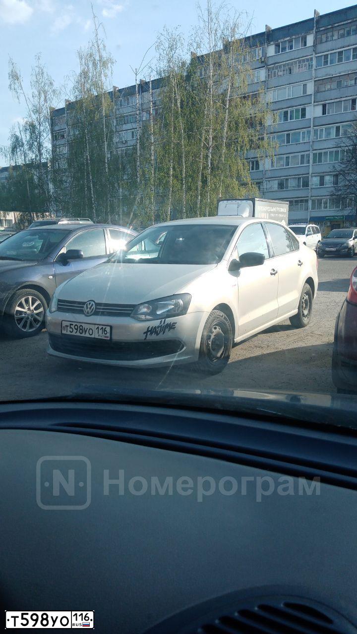 Фото автомобиля VOLKSWAGEN POLO, 2014 — госномер С403СЕ716. Цвет: Серебристо-Желтый