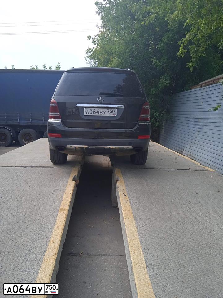Фото автомобиля MERCEDES GL-KLASSE, 2007 — госномер А064ВУ750. Цвет: ЧЕРНЫЙ