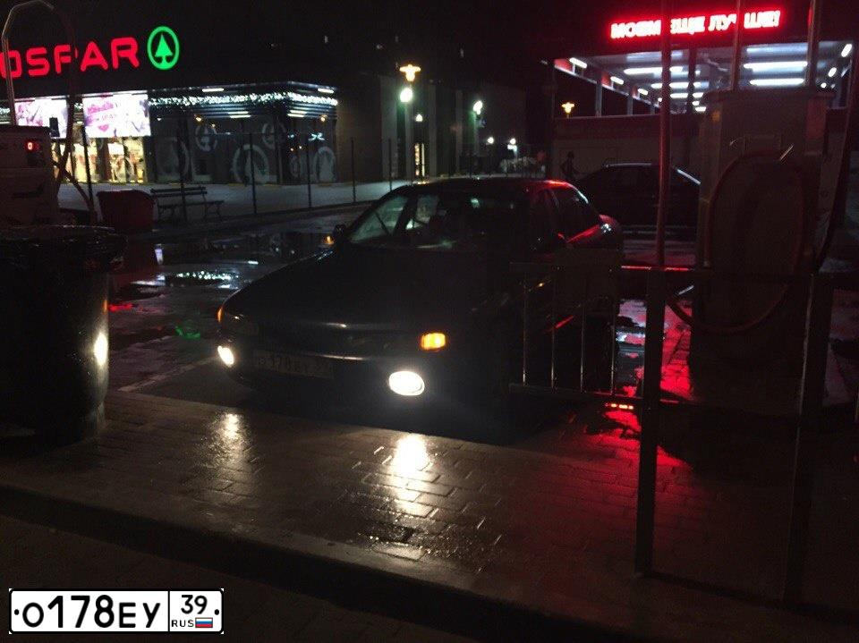 Фото автомобиля MITSUBISHI GALANT, 1994 — госномер Р834УВ39. Цвет: СИНИЙ