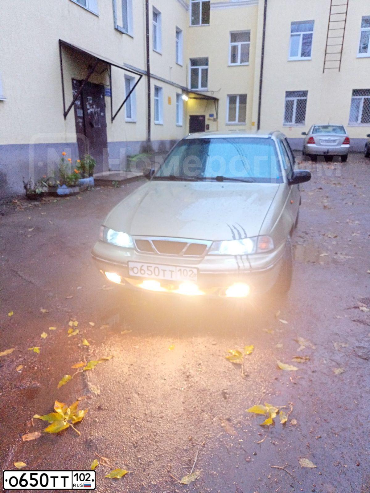 Фото автомобиля DAEWOO NEXIA, 2004 — госномер О650ТТ102. Цвет: ПЕСОЧНО-БЕЖЕВЫЙ