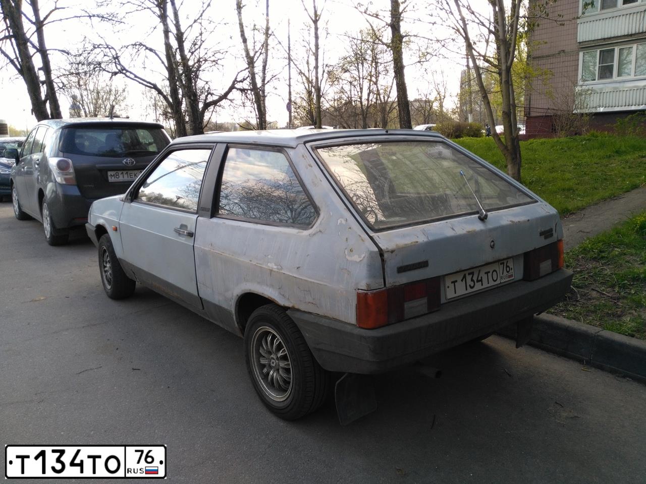 Фото автомобиля LADA 2108 SAMARA, 1990 — госномер Т134ТО76. Цвет: СЕРЫЙ