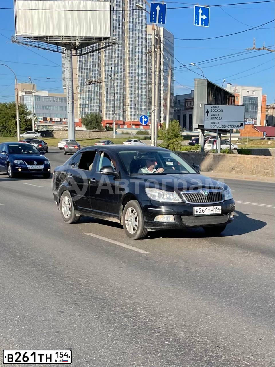 Фото автомобиля SKODA OCTAVIA, 2011 — госномер В261ТН154. Цвет: ЧЕРНЫЙ