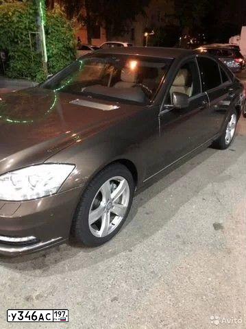Фото автомобиля MERCEDES S-KLASSE, 2010 — госномер М794СН790. Цвет: Коричневый