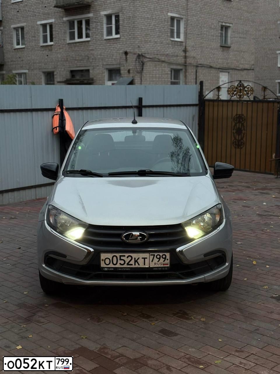 Фото автомобиля LADA 2190 GRANTA, 2018 — госномер О052КТ799. Цвет: Серебристый