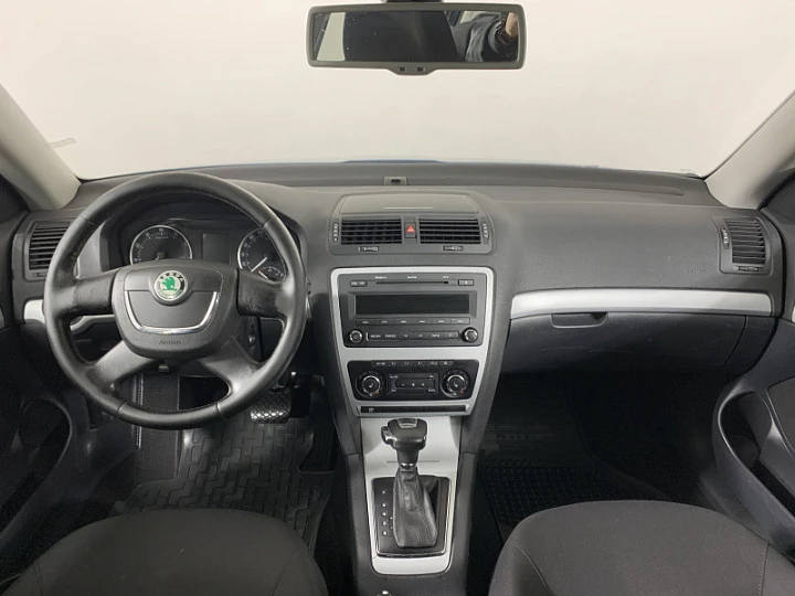 Фото автомобиля SKODA OCTAVIA, 2010 — госномер В975ВР550. Цвет: СЕРО-ГОЛУБОЙ